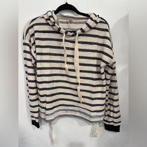 Hem & Thread Striped Scoop-Neck Pullover in Cream and Navy